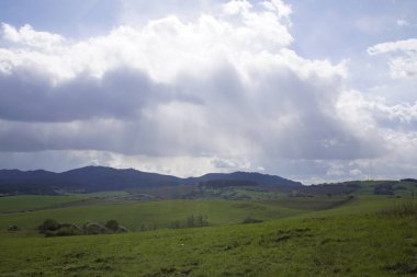 Bulutlu bir günde yağmurlu bir manzara