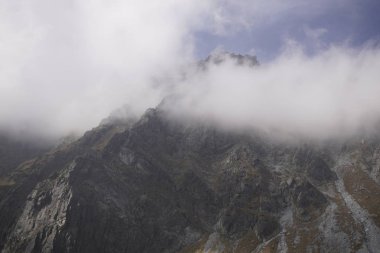 Dağlar. Rocky Tepesi. Yüksek Tatras, Slovakya 'da Sivy Zirvesi