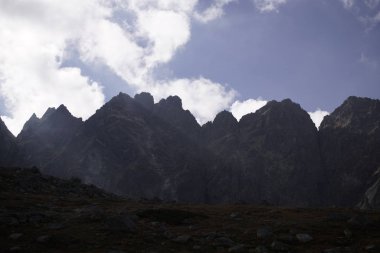 Dağlar. Rocky Tepesi. Yüksek Tatras, Slovakya 'da Sivy Zirvesi