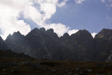 Dağ tepelerinde gündüz vakti çekilen yol.