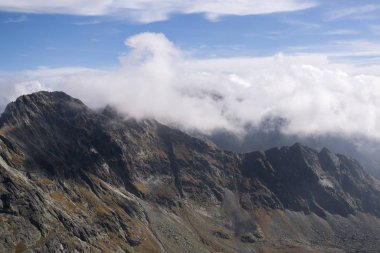 Dağlar. Rocky Tepesi. Yüksek Tatras, Slovakya 'da Sivy Zirvesi