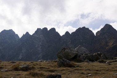 İnanılmaz dağ tepelerinde yol  