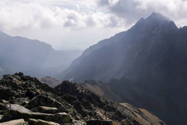 Dağlar. Rocky Tepesi. Yüksek Tatras, Slovakya 'da Sivy Zirvesi