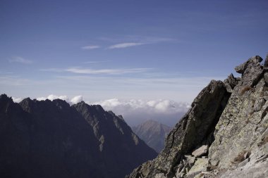 Dağlar. Rocky Tepesi. Yüksek Tatras, Slovakya 'da Sivy Zirvesi