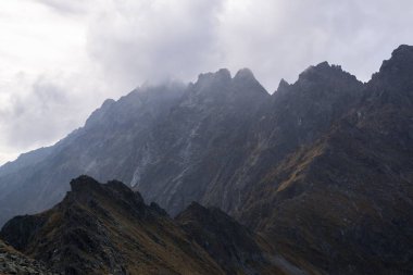 Dağlar. Rocky Tepesi. Yüksek Tatras, Slovakya 'da Sivy Zirvesi
