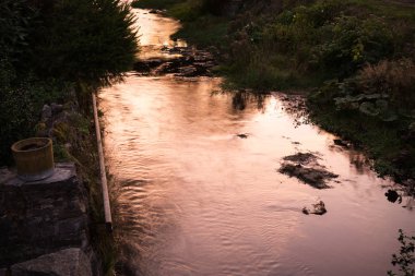 İlkbaharda doğada nehir. Slovakya
