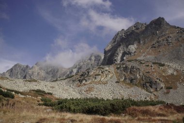 Dağlar. Rocky Tepesi. Yüksek Tatras, Slovakya 'da Sivy Zirvesi
