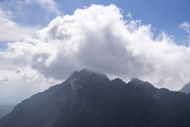 Dağlar. Rocky Tepesi. Yüksek Tatras, Slovakya 'da Sivy Zirvesi