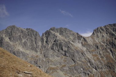 Dağ tepelerinde gündüz vakti çekilen yol