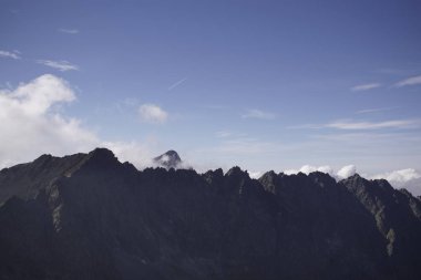 Dağlar. Rocky Tepesi. Yüksek Tatras, Slovakya 'da Sivy Zirvesi