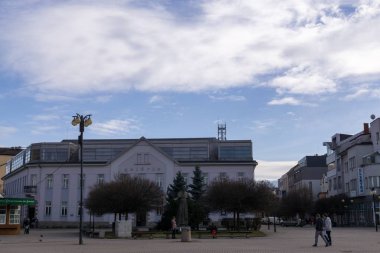 İnsanlarla şehrin sokak manzarası