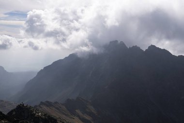 Dağlar. Rocky Tepesi. Yüksek Tatras, Slovakya 'da Sivy Zirvesi