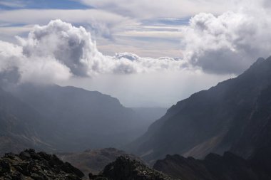 Dağlar. Rocky Tepesi. Yüksek Tatras, Slovakya 'da Sivy Zirvesi