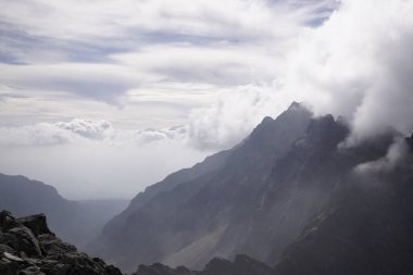 Dağlar. Rocky Tepesi. Yüksek Tatras, Slovakya 'da Sivy Zirvesi