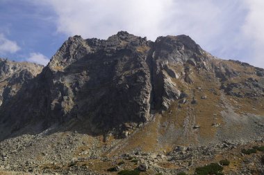 Dağlar. Rocky Tepesi. Yüksek Tatras, Slovakya 'da Sivy Zirvesi