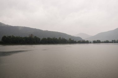 Doğanın arka planında güzel bir göl