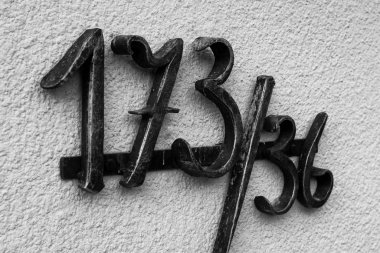 Duvardaki paslı metal tabela. 173 / 36.