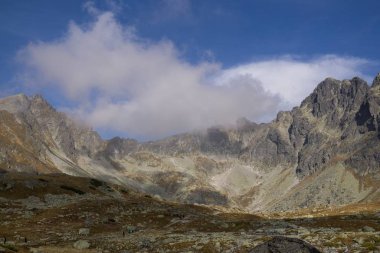 Dağlar. Rocky Tepesi. Yüksek Tatras, Slovakya 'da Sivy Zirvesi