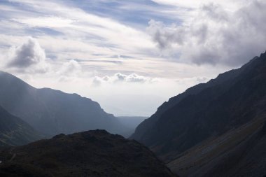 Dağlar. Rocky Tepesi. Yüksek Tatras, Slovakya 'da Sivy Zirvesi