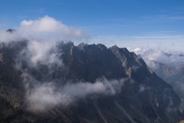 Dağlar. Rocky Tepesi. Yüksek Tatras, Slovakya 'da Sivy Zirvesi