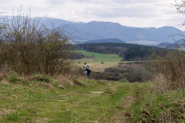 Dağlarda yürüyen insanlarla dolu bir manzara. 