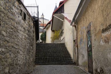 Zilina şehrindeki binaların üzerinde gün doğumu ve gün batımı. Slovakya 