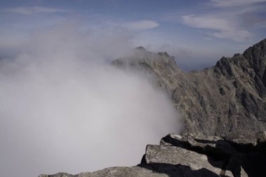 Dağlar. Rocky Tepesi. Yüksek Tatras, Slovakya 'da Sivy Zirvesi