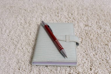 Kalem ve not defteri arka planda, kapat