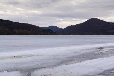 Parkta kış boyunca donmuş göl. Slovakya