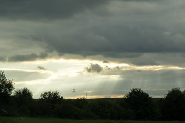 Mavi gökyüzü ve yeşil ağaçlı çayırların gündüz görüntüsü