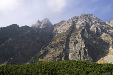 Dağlar. Rocky Tepesi. Yüksek Tatras, Slovakya 'da Sivy Zirvesi