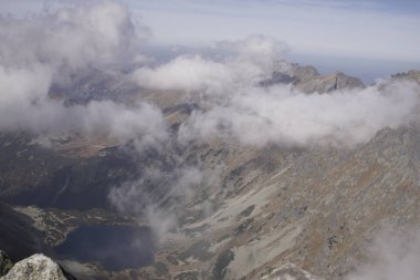 Dağlar. Rocky Tepesi. Yüksek Tatras, Slovakya 'da Sivy Zirvesi