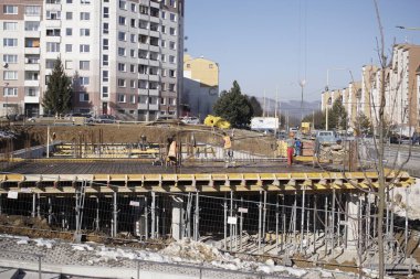 Vinçli ve binalı inşaat alanı