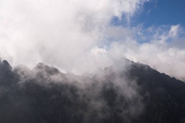 Dağlar. Rocky Tepesi. Yüksek Tatras, Slovakya 'da Sivy Zirvesi