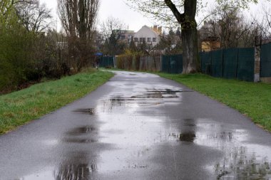 Yağmur sırasında su birikintisi. Slovakya