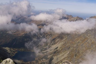Dağlar. Rocky Tepesi. Yüksek Tatras, Slovakya 'da Sivy Zirvesi