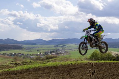 Zilina, Slovakya- 16 Nisan 2017: Motokros antrenmanı. Bedava motokros pistinde motosikletli.