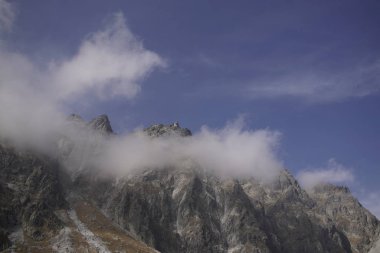 Dağlar. Rocky Tepesi. Yüksek Tatras, Slovakya 'da Sivy Zirvesi