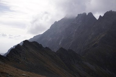 Dağlar. Rocky Tepesi. Yüksek Tatras, Slovakya 'da Sivy Zirvesi