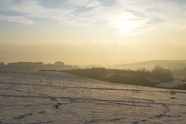 Kış boyunca kar altında doğa. Slovakya