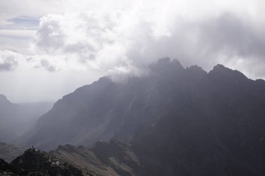 Dağlar. Rocky Tepesi. Yüksek Tatras, Slovakya 'da Sivy Zirvesi
