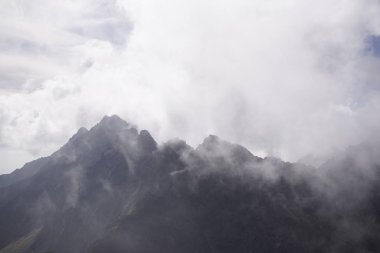 Dağlar. Rocky Tepesi. Yüksek Tatras, Slovakya 'da Sivy Zirvesi
