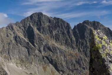 Dağlar. Rocky Tepesi. Yüksek Tatras, Slovakya 'da Sivy Zirvesi