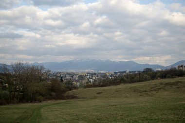 Zilina şehrindeki binaların üzerinde gün doğumu ve gün batımı. Slovakya