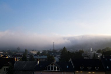 Sabahları binaların olduğu şehir manzarası