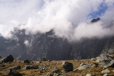 Dağlar. Rocky Tepesi. Yüksek Tatras, Slovakya 'da Sivy Zirvesi