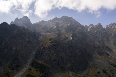 Dağ tepelerinde gündüz vakti çekilen yol.