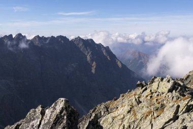 Dağlar. Rocky Tepesi. Yüksek Tatras, Slovakya 'da Sivy Zirvesi