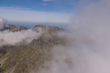 Dağlar. Rocky Tepesi. Yüksek Tatras, Slovakya 'da Sivy Zirvesi