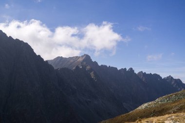 Dağ tepelerinde gündüz vakti çekilen yol